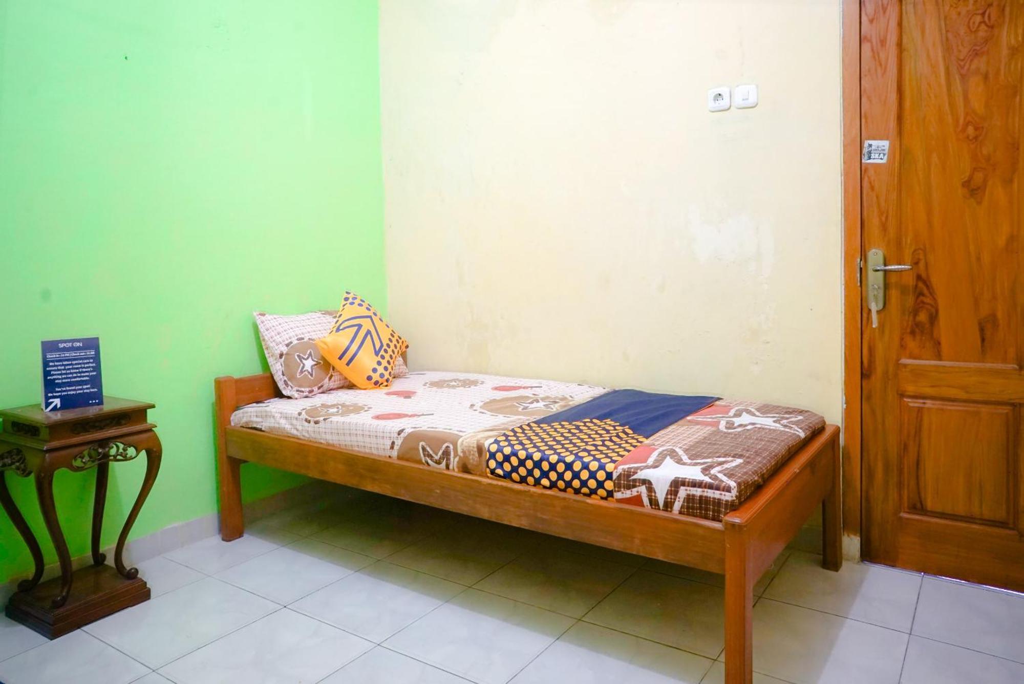 Oyo 2440 Wallet Family Residence Syariah Lumajang Eksteriør billede