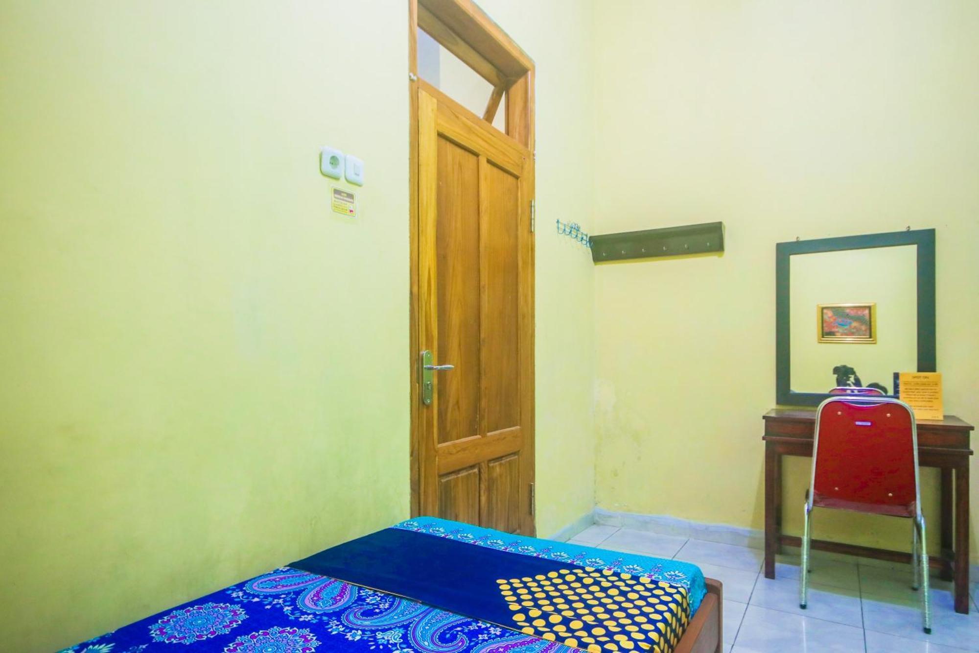 Oyo 2440 Wallet Family Residence Syariah Lumajang Eksteriør billede